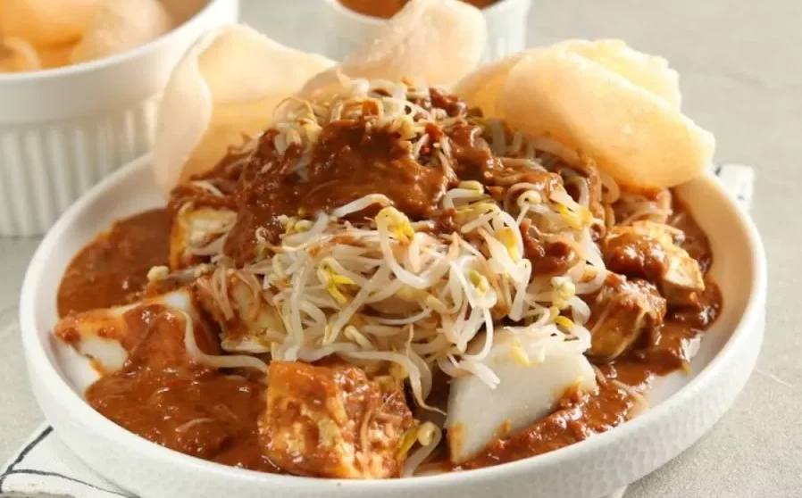 Kuliner Ketoprak Yang Berpadu Dengan Bumbu Kacang