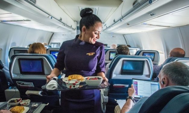 Petugas Pramugari Yang Memberi Layanan Di Dalam Pesawat