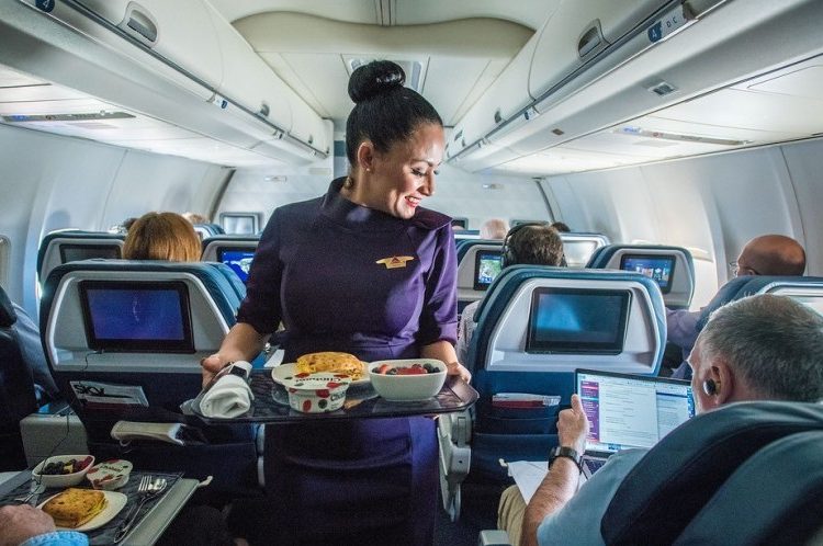Petugas Pramugari Yang Memberi Layanan Di Dalam Pesawat