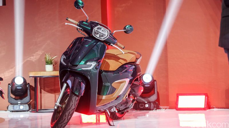 Kendaraan Roda Dua Skuter Yang Mirip Dengan Vespa