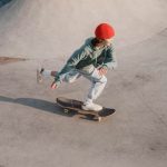 Bermain Skateboard Menggunakan Sebuah Papan Dan Roda