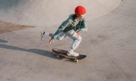 Bermain Skateboard Menggunakan Sebuah Papan Dan Roda