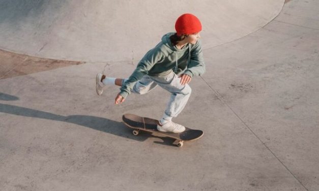 Bermain Skateboard Menggunakan Sebuah Papan Dan Roda