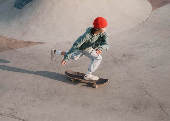 Bermain Skateboard Menggunakan Sebuah Papan Dan Roda