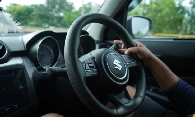 Kemudi Kiri Atau Bagian Setir Dalam Sebuah Mobil