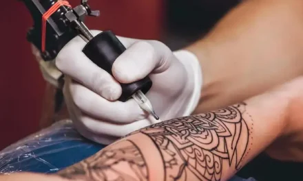 Seni Menggambar Tatto Yang Di Aplikasikan Ke Kulit