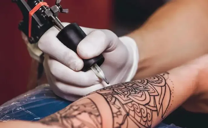 Seni Menggambar Tatto Yang Di Aplikasikan Ke Kulit