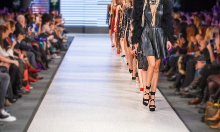 Panggung Catwalk Untuk Berjalannya Para Modeling