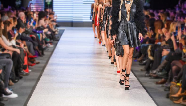 Panggung Catwalk Untuk Berjalannya Para Modeling