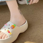 Trend Alas Kaki Sendal Kodok Dengan Bentuk Unik