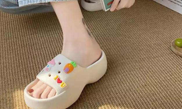 Trend Alas Kaki Sendal Kodok Dengan Bentuk Unik