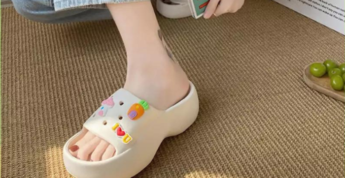 Trend Alas Kaki Sendal Kodok Dengan Bentuk Unik