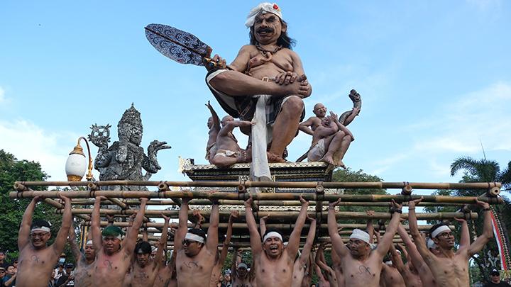 Rangkaian Patung Yang Besar Di Bali Ogoh Ogoh