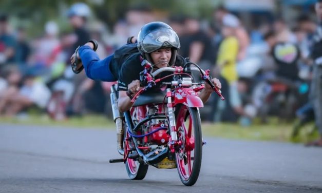 Balapan Jarak Pendek Dengan Motor Drag Modifikasi