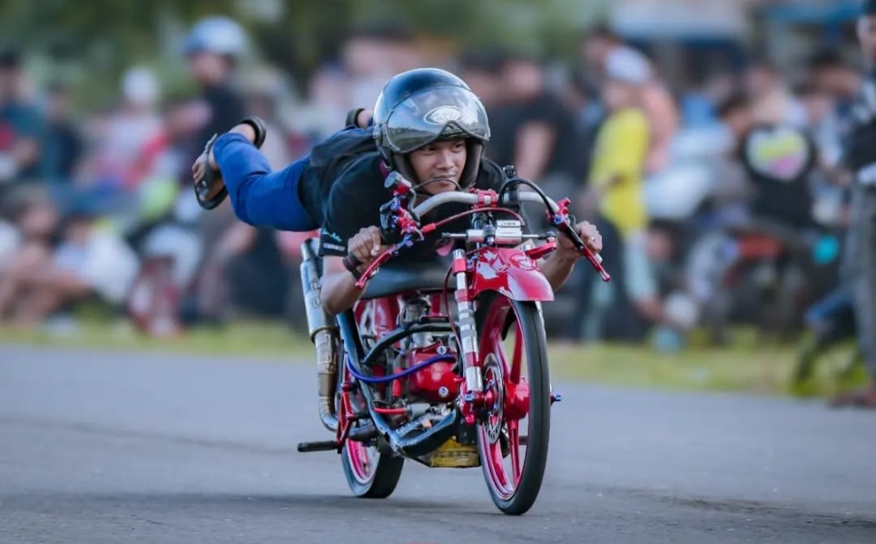 Balapan Jarak Pendek Dengan Motor Drag Modifikasi