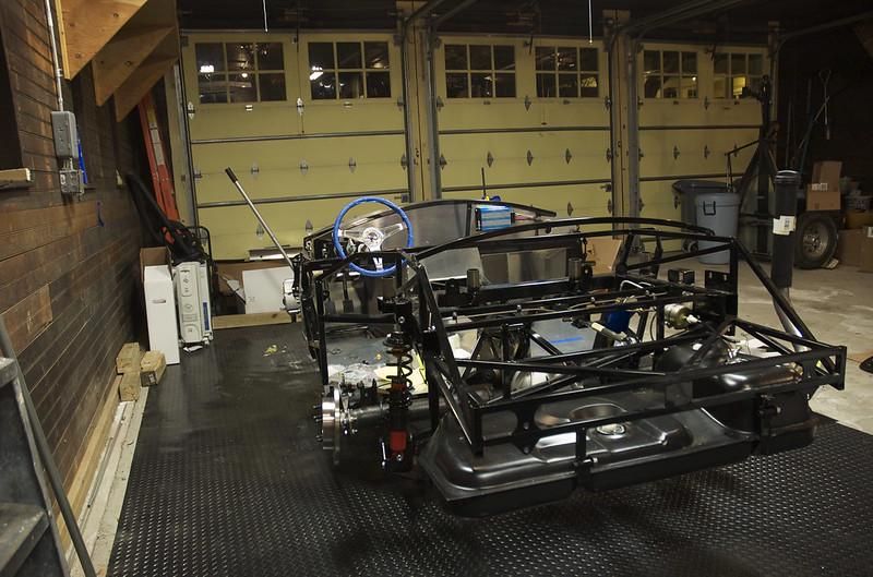 Sebuah Industri Memiliki Kendaraan Khusus Di Bagian Dalam