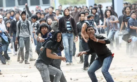 Konflik Fisik Tawuran Antar Warga Atau Geng Motor