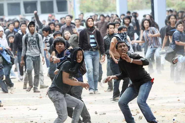 Konflik Fisik Tawuran Antar Warga Atau Geng Motor