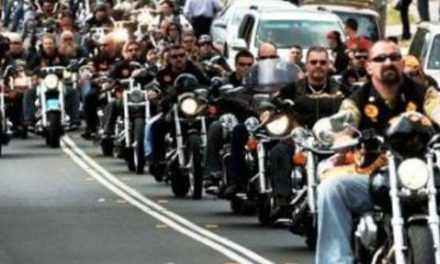 Kumpulan Kalangan Orang Dengan Motor Dan Arogan