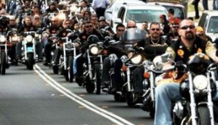 Kumpulan Kalangan Orang Dengan Motor Dan Arogan