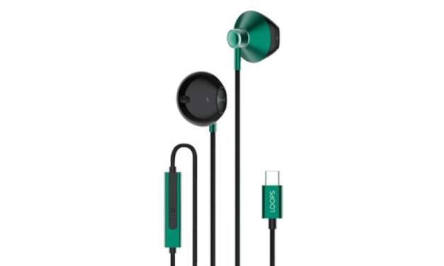 Perangkat Berkabel Sebuah Headset Tipe Lama
