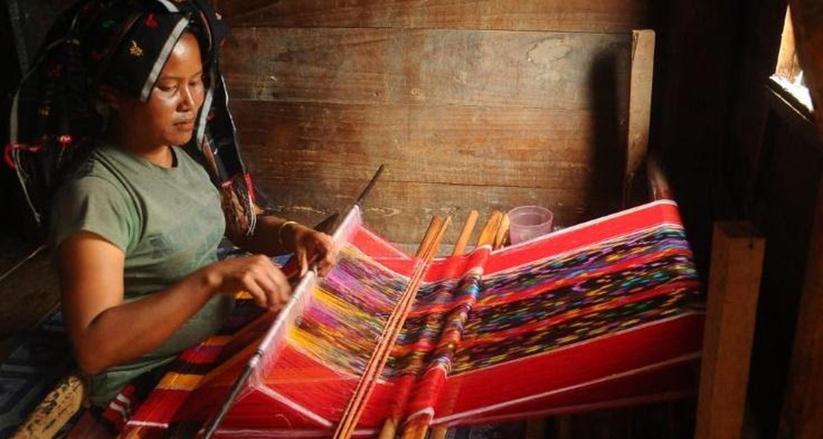 Pengerajin Tenun Sebuah Kain Tradisional Di Indonesia
