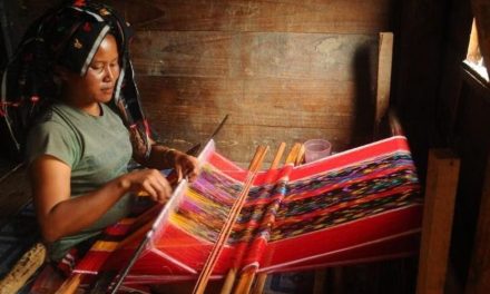 Pengerajin Tenun Sebuah Kain Tradisional Di Indonesia