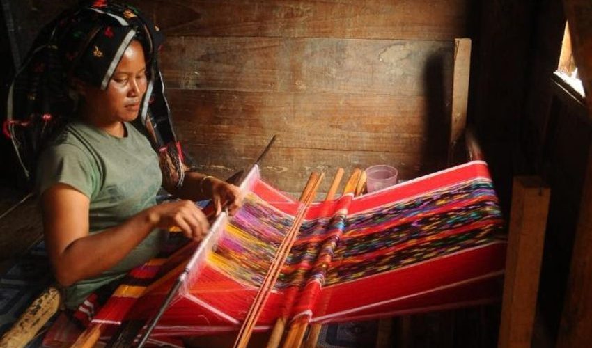 Pengerajin Tenun Sebuah Kain Tradisional Di Indonesia
