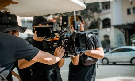Seorang Pengawas Film Yang Bertanggung Jawab Sepenuhnya