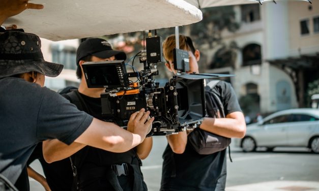 Seorang Pengawas Film Yang Bertanggung Jawab Sepenuhnya