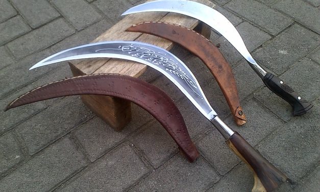 Senjata Tradisional Celurit Yang Berbilah Melengkung