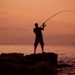 Kegiatan Santai Mancing Menangkap Ikan Dengan Joran