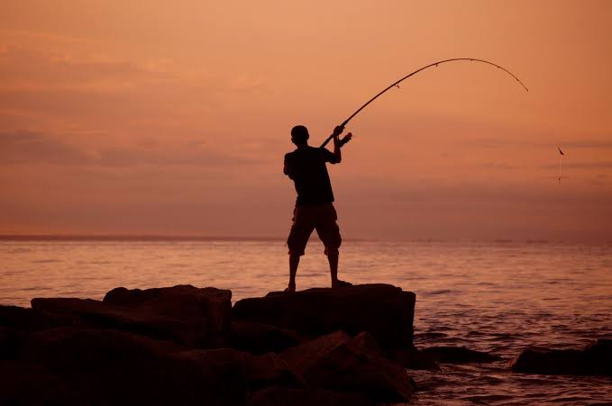 Kegiatan Santai Mancing Menangkap Ikan Dengan Joran