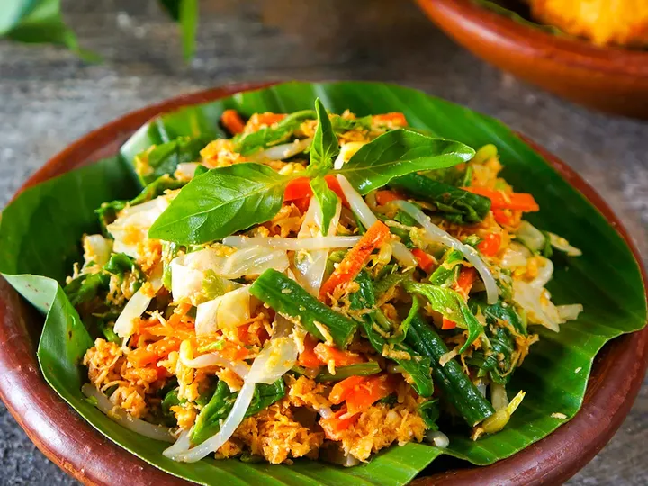 Makanan Tradisional Urap Dengan Beberapa Bahan Utama