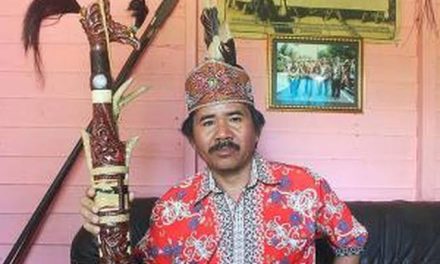 Sebuah Budaya Dayak Memiliki Senjata Tradisional Mandau