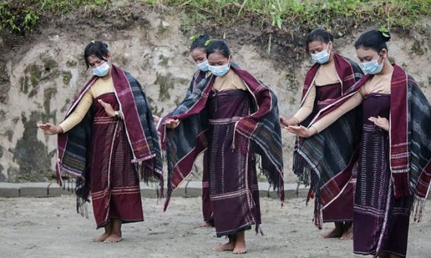 Kegiatan Budaya Menari Dari Suku Batak Manortor