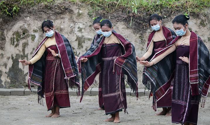 Kegiatan Budaya Menari Dari Suku Batak Manortor