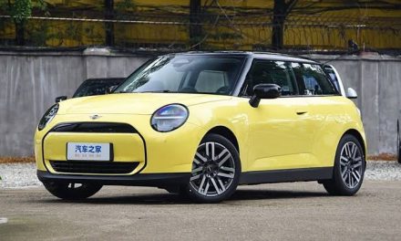 Sebuah Kendaraan Mobil Mini Cooper Yang Lucu