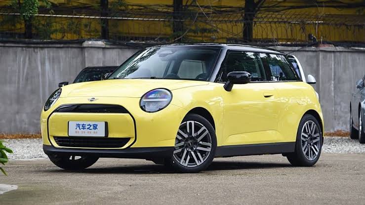 Sebuah Kendaraan Mobil Mini Cooper Yang Lucu