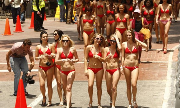 Pakaian Mini Bikini Saat Sedang Di Pantai