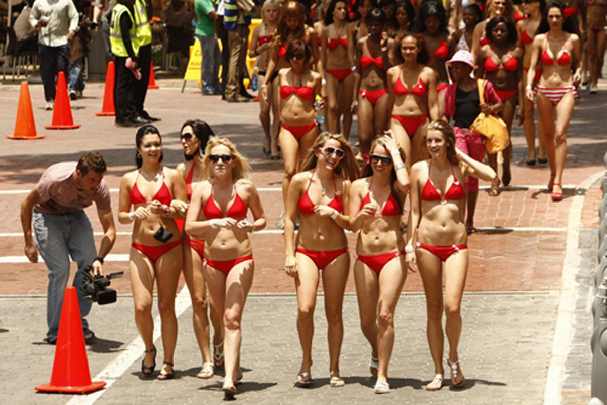 Pakaian Mini Bikini Saat Sedang Di Pantai