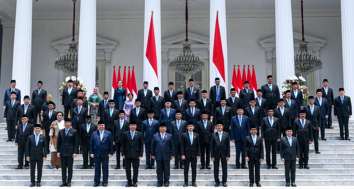 Pejabat Pemerintah Menteri Yang Menjalan Sebuah Tugas
