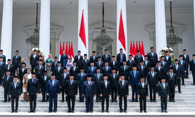 Pejabat Pemerintah Menteri Yang Menjalan Sebuah Tugas
