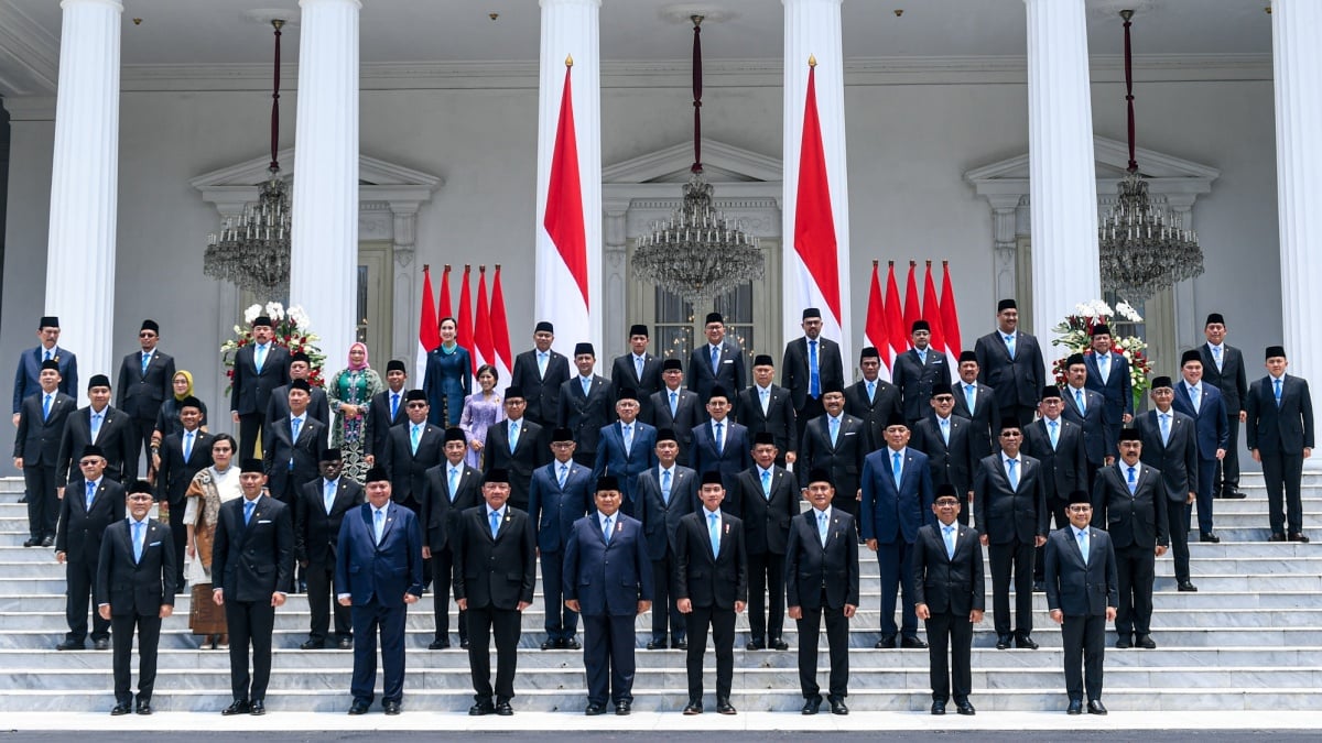 Pejabat Pemerintah Menteri Yang Menjalan Sebuah Tugas