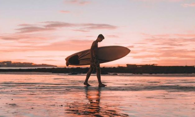 Olahraga Kegiatan Surfing Dengan Sebuah Papan