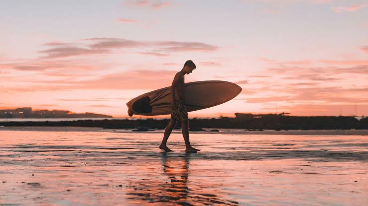 Olahraga Kegiatan Surfing Dengan Sebuah Papan