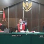 Seseorang Pejabat Hakim Dalam Sebuah Pengadilan