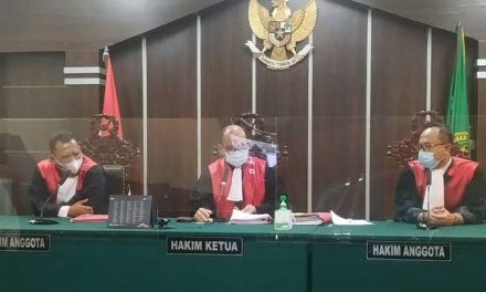 Seseorang Pejabat Hakim Dalam Sebuah Pengadilan