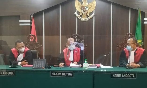 Seseorang Pejabat Hakim Dalam Sebuah Pengadilan