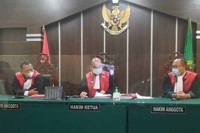 Seseorang Pejabat Hakim Dalam Sebuah Pengadilan